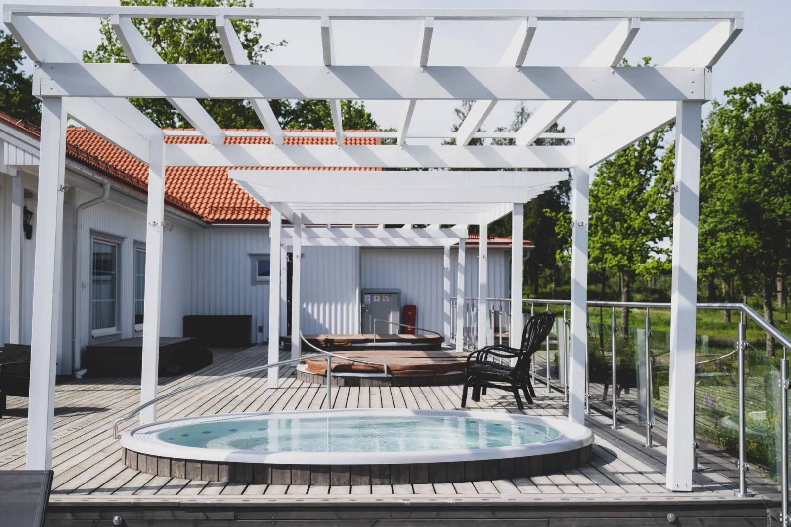 Utomhuspool och pergola på Dömle herrgård