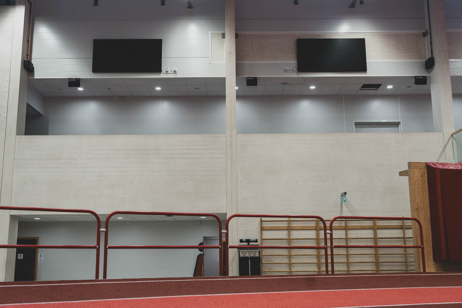 Småskärmar på väggarna runt arenan