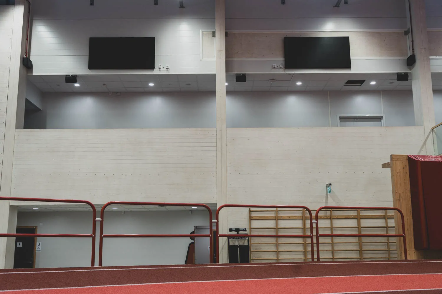 Småskärmar på väggarna runt arenan