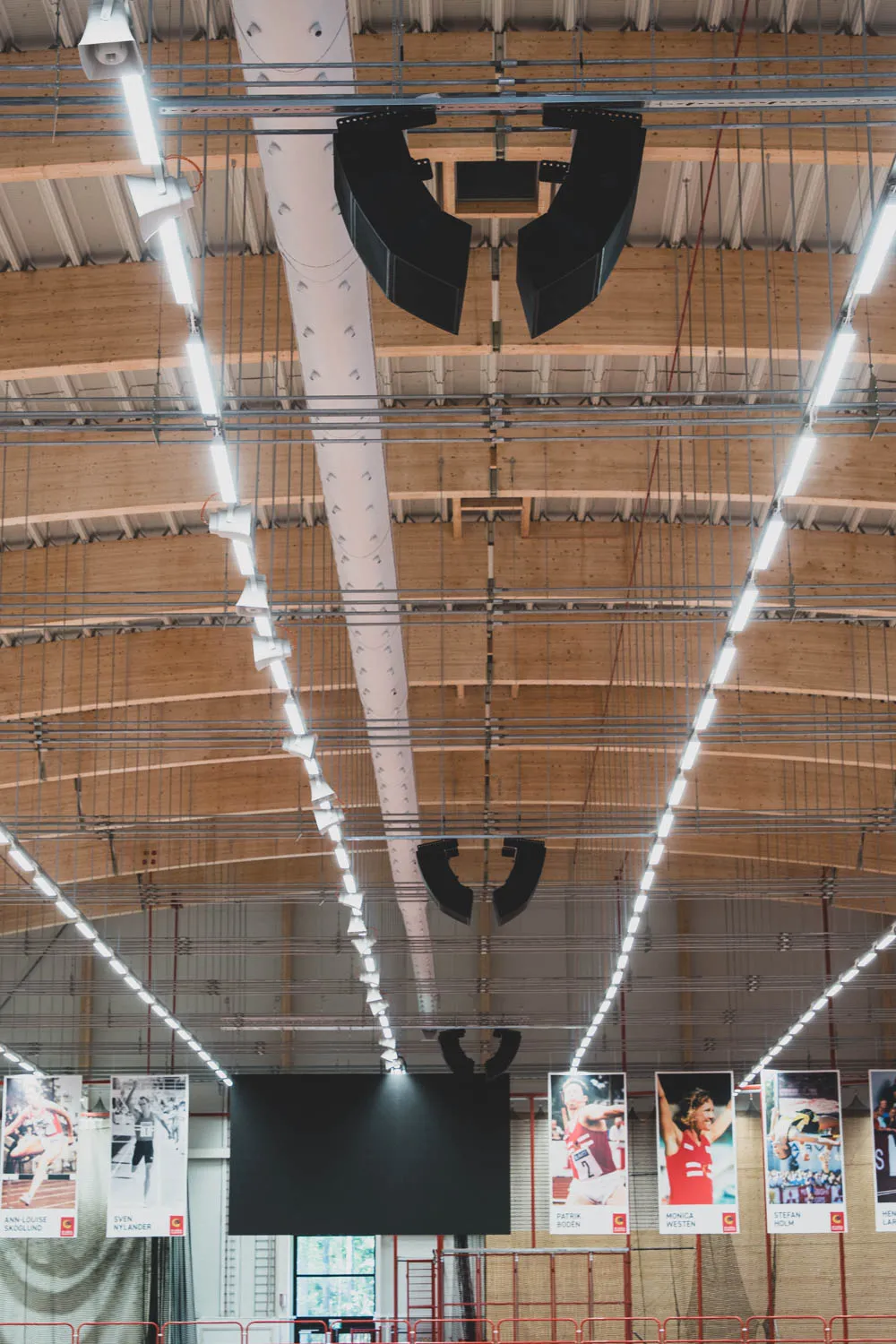 Hängande takhögtalare och belysning i Eva-Lisa Holtz arena