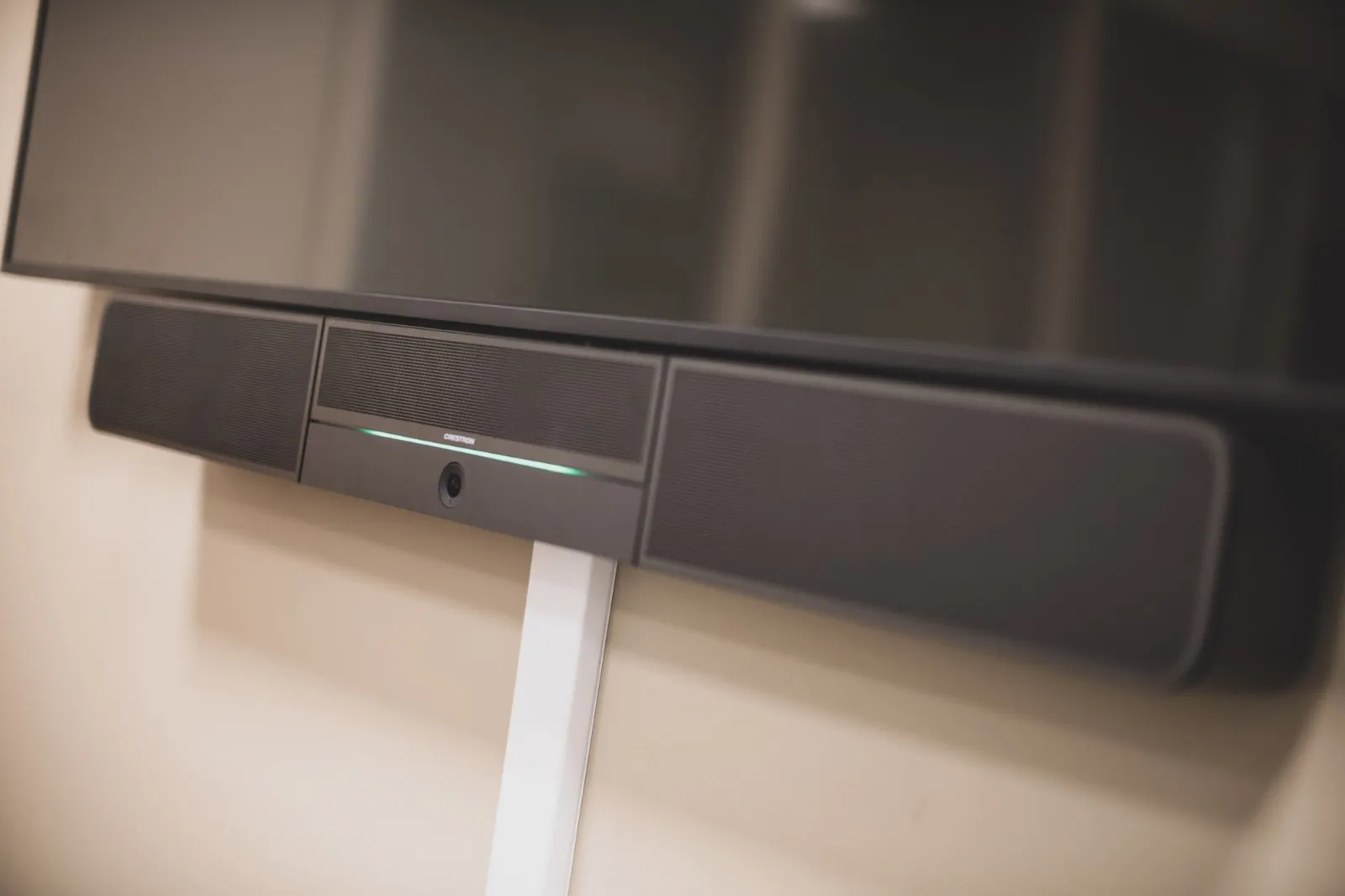 Inissions konferensrum med Crestron soundbar och kamera