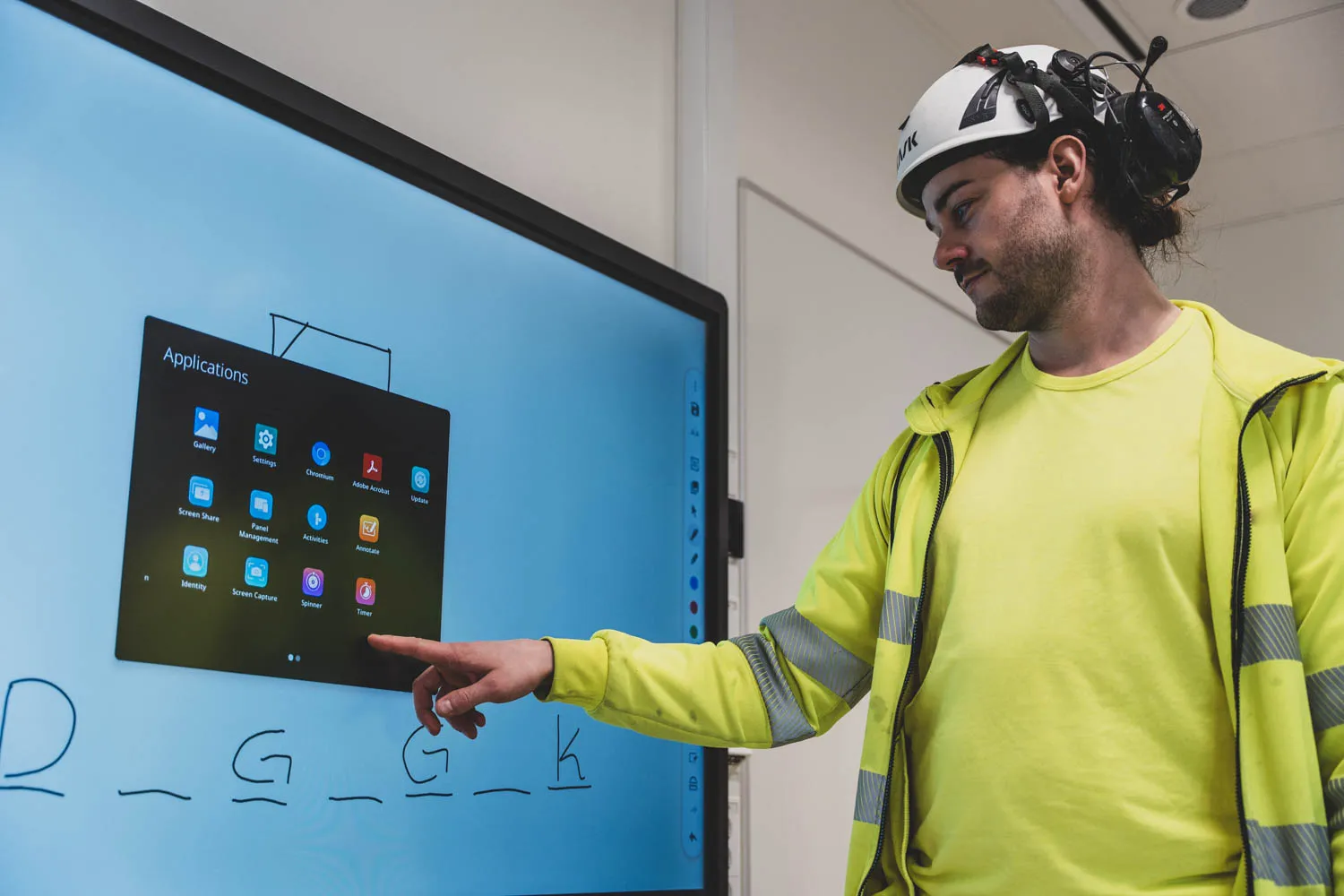 Tekniker provar interaktiv touchskärm i klassrum