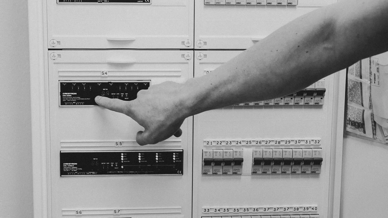 Apparatskåp med Crestron-moduler på DIN-skena – processorn som fattar besluten i ett smart hem
