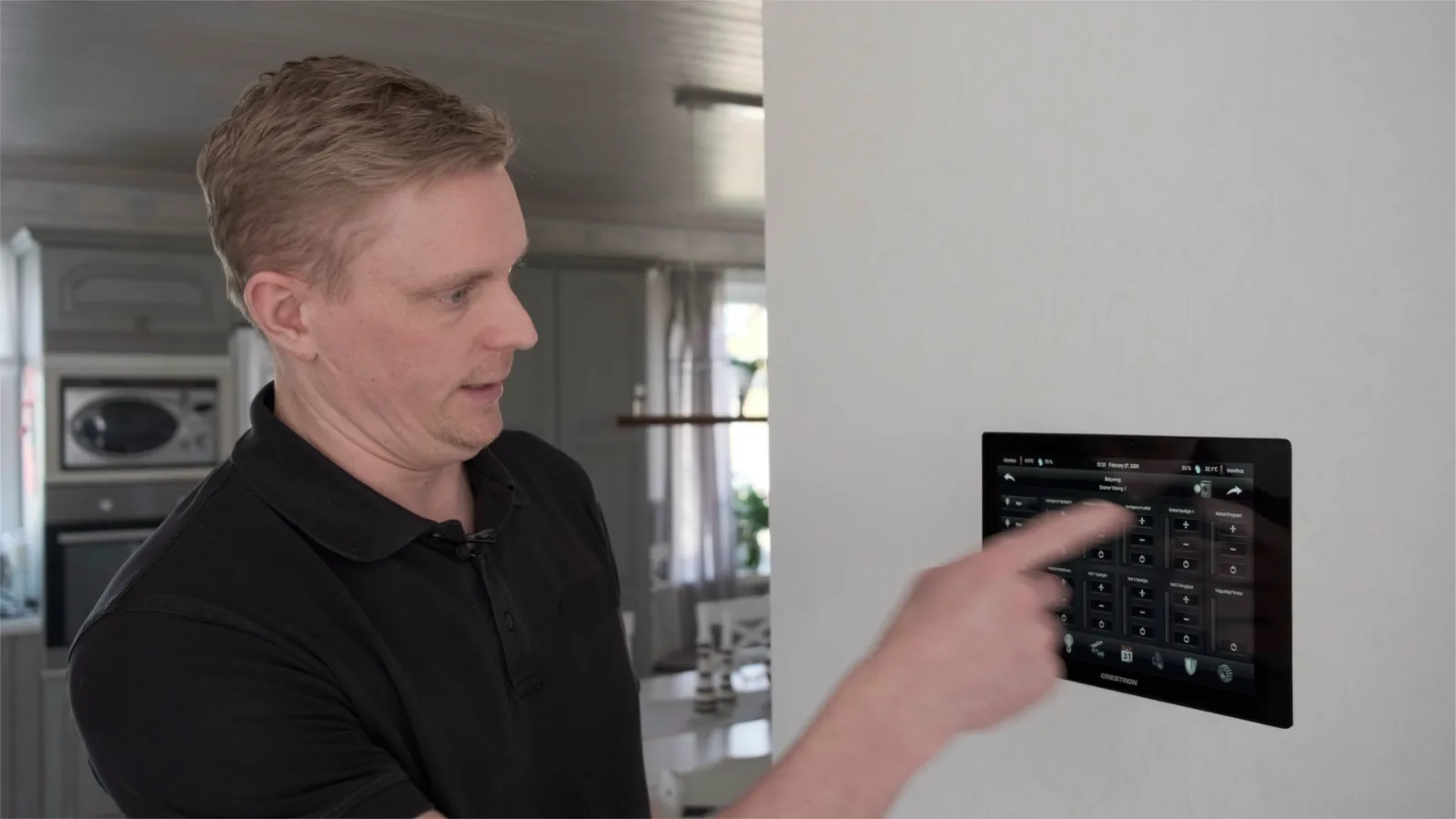 Jonas Nilsson styr belysningen i sitt smarta hem från en Crestron-panel på väggen