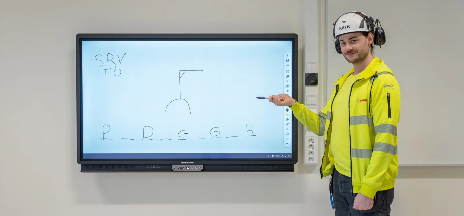 Tekniker vid interaktiv skärm