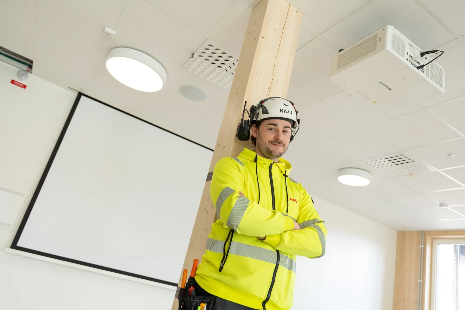 Klassrum med projektor och elever – ljudmiljö och akustik i skolan